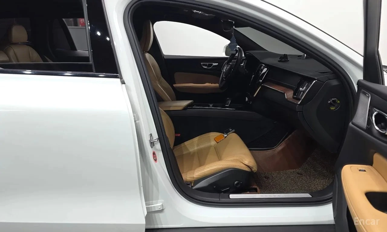 Volvo V60 * DISTRONIC * 360 КАМЕРА * BOWERS&WILKINS * , снимка 10 - Автомобили и джипове - 55395130