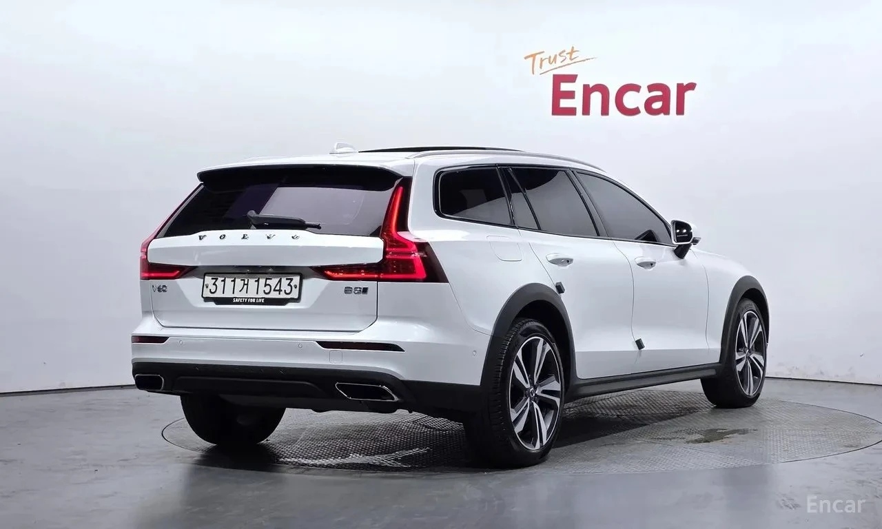 Volvo V60 * DISTRONIC * 360 КАМЕРА * BOWERS&WILKINS * , снимка 2 - Автомобили и джипове - 55395130