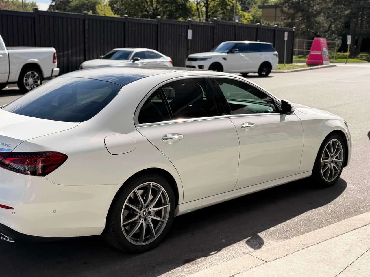 Mercedes-Benz E 450 * AMG Line * EQ Boost * CARFAX * , снимка 4 - Автомобили и джипове - 56226336