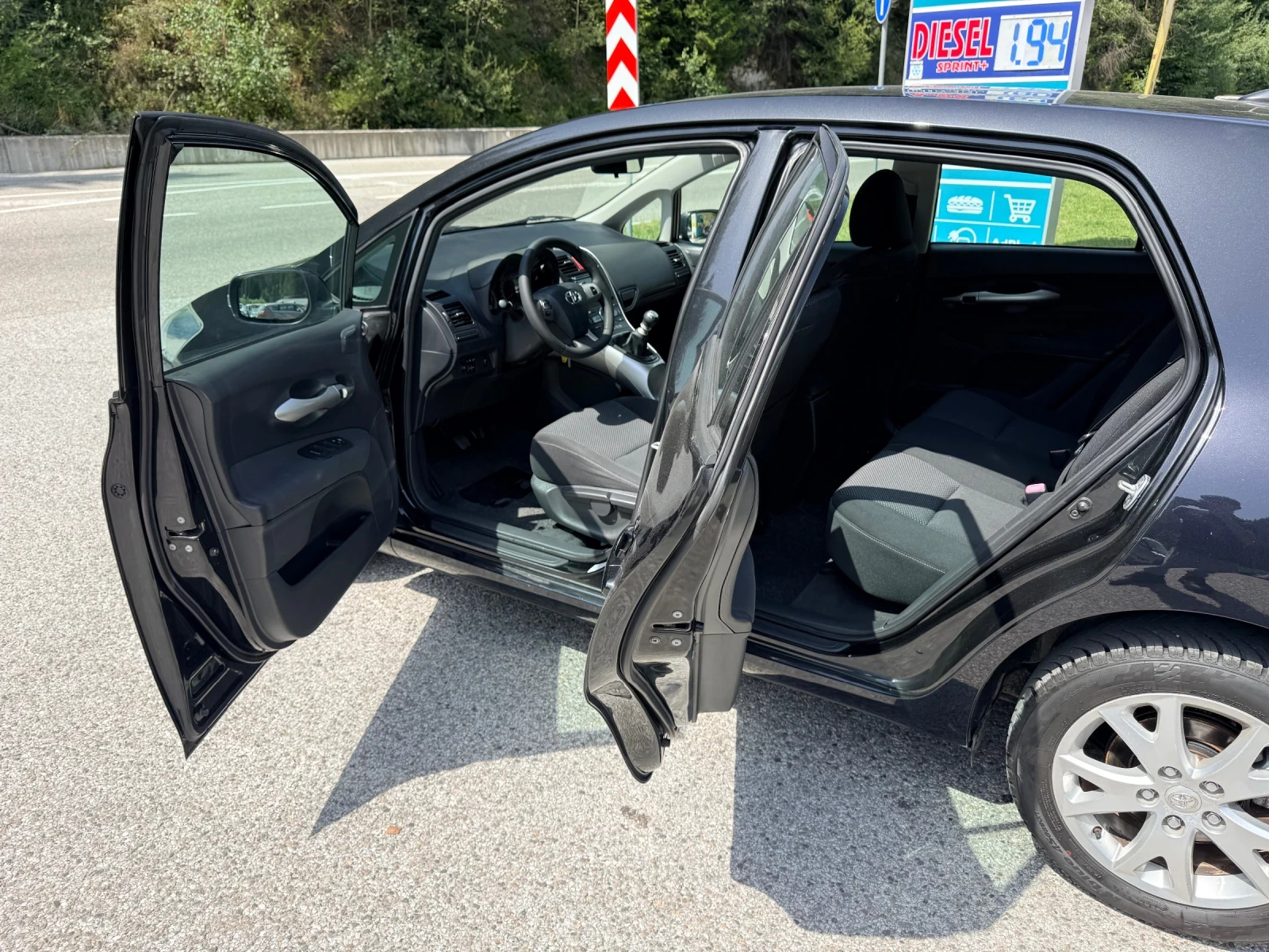 Toyota Auris 10.2012* 1.4D4D* РЕАЛНИ КМ* ИТАЛИЯ* 2 КЛЮЧА* , снимка 6 - Автомобили и джипове - 56239261
