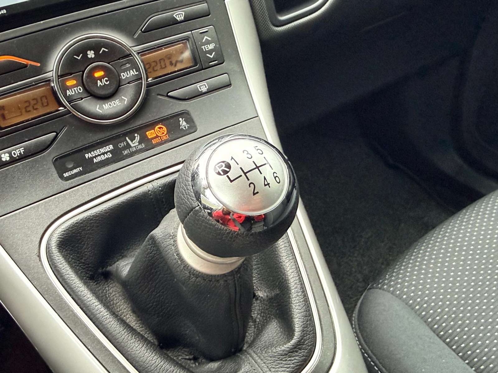 Toyota Auris 10.2012* 1.4D4D* РЕАЛНИ КМ* ИТАЛИЯ* 2 КЛЮЧА* , снимка 14 - Автомобили и джипове - 56239261