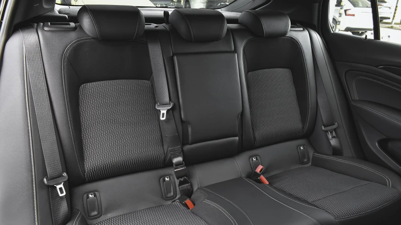 Opel Insignia Grand Sport 2.0d Innovation 4x4 Automatic, снимка 12 - Автомобили и джипове - 51690804