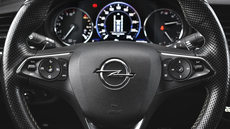 Opel Insignia Grand Sport 2.0d Innovation 4x4 Automatic, снимка 13 - Автомобили и джипове - 51690804