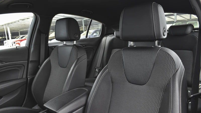 Opel Insignia Grand Sport 2.0d Innovation 4x4 Automatic, снимка 10 - Автомобили и джипове - 51690804