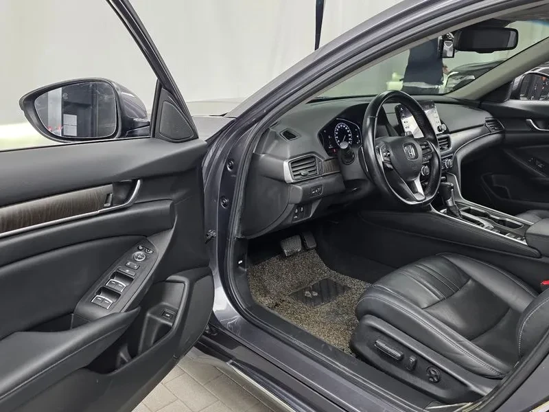 Honda Accord 10Th Generation 1.5 Turbo, снимка 10 - Автомобили и джипове - 55951567