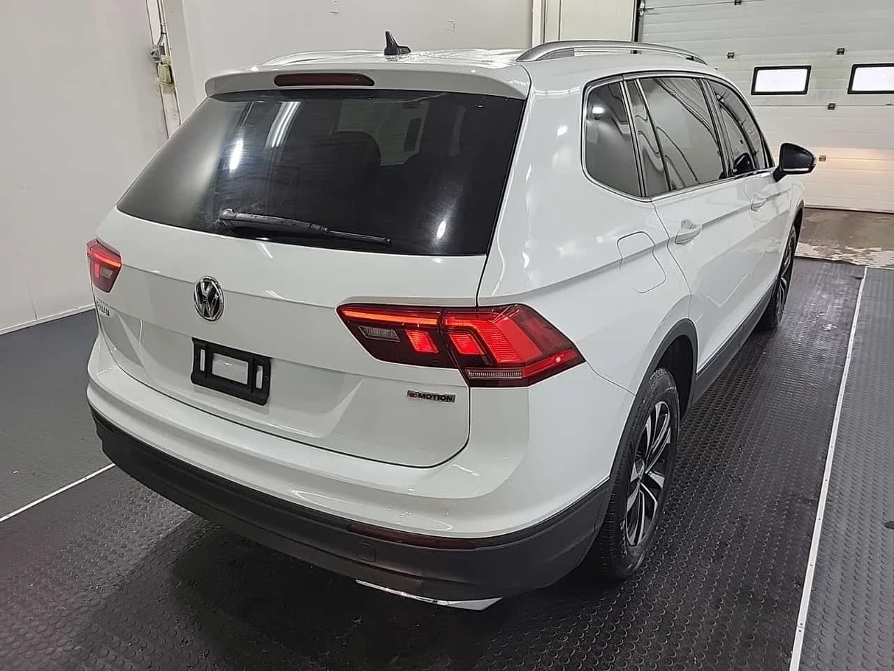 VW Tiguan * UNITED * CARFAX * ПАНОРАМА * НАВИГАЦИЯ * ПОДГРЕВ, снимка 3 - Автомобили и джипове - 54124374