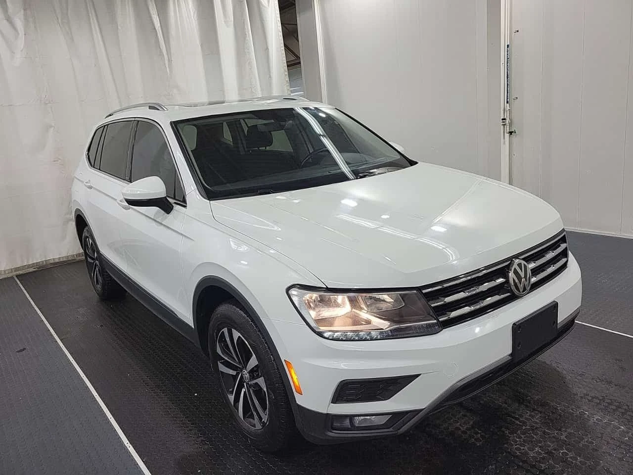 VW Tiguan * UNITED * CARFAX * ПАНОРАМА * НАВИГАЦИЯ * ПОДГРЕВ, снимка 2 - Автомобили и джипове - 54124374