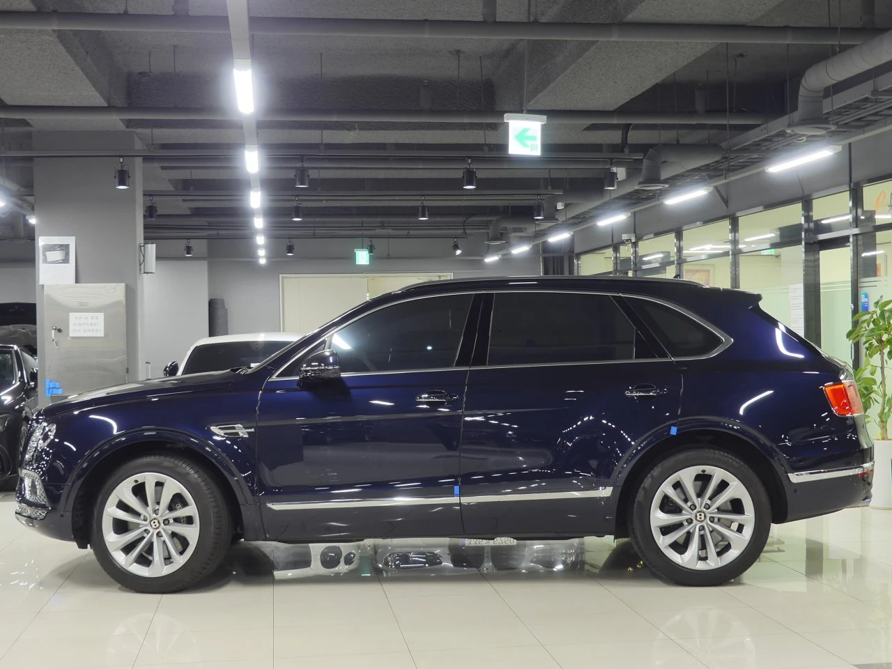 Bentley Bentayga 4.0* ЛЮК* ОБДУХВАНЕ* МАСАЖ* 360* KEYLESS* КРАЙНА Ц, снимка 2 - Автомобили и джипове - 55336484