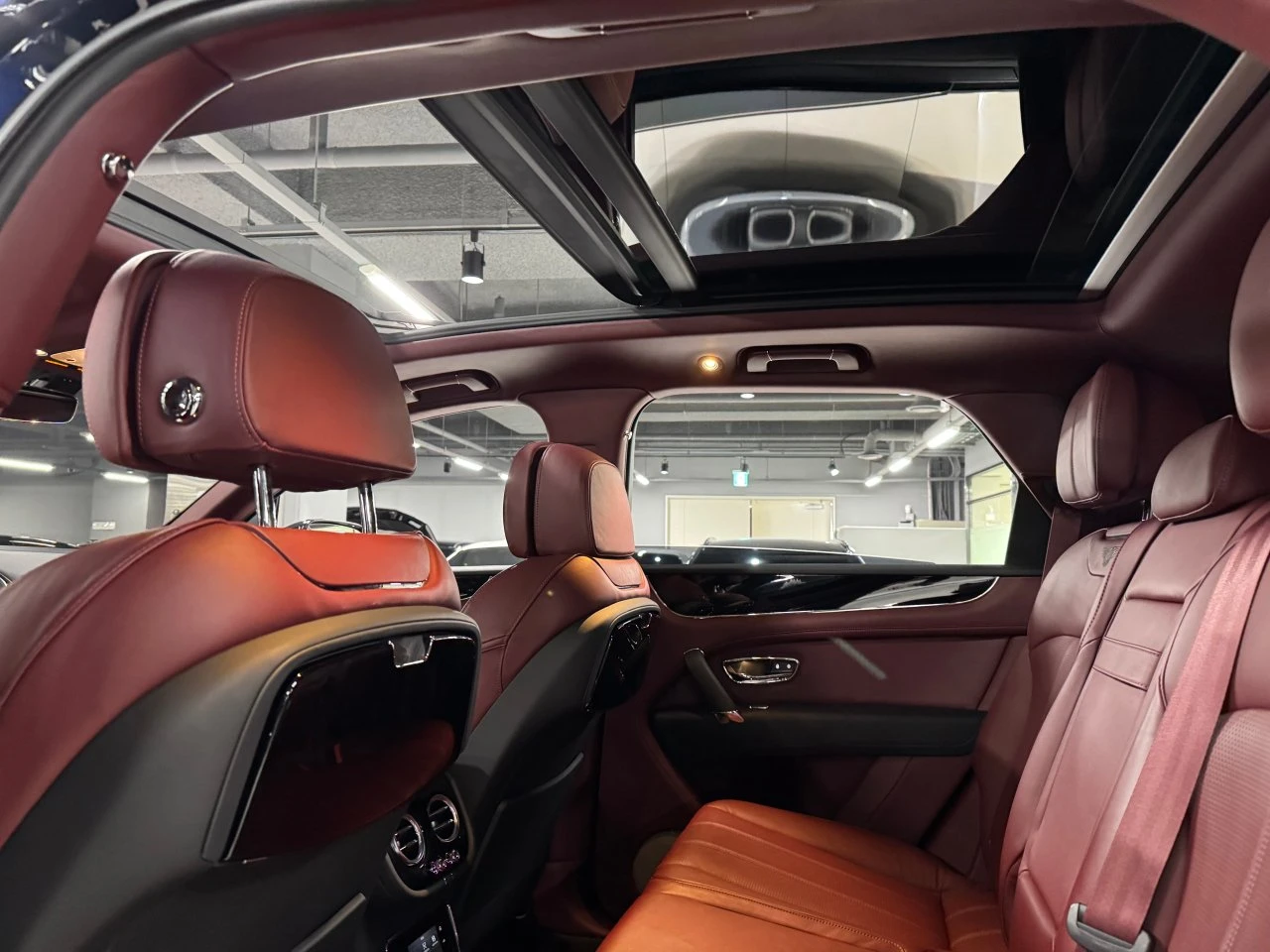 Bentley Bentayga 4.0* ЛЮК* ОБДУХВАНЕ* МАСАЖ* 360* KEYLESS* КРАЙНА Ц, снимка 11 - Автомобили и джипове - 55336484