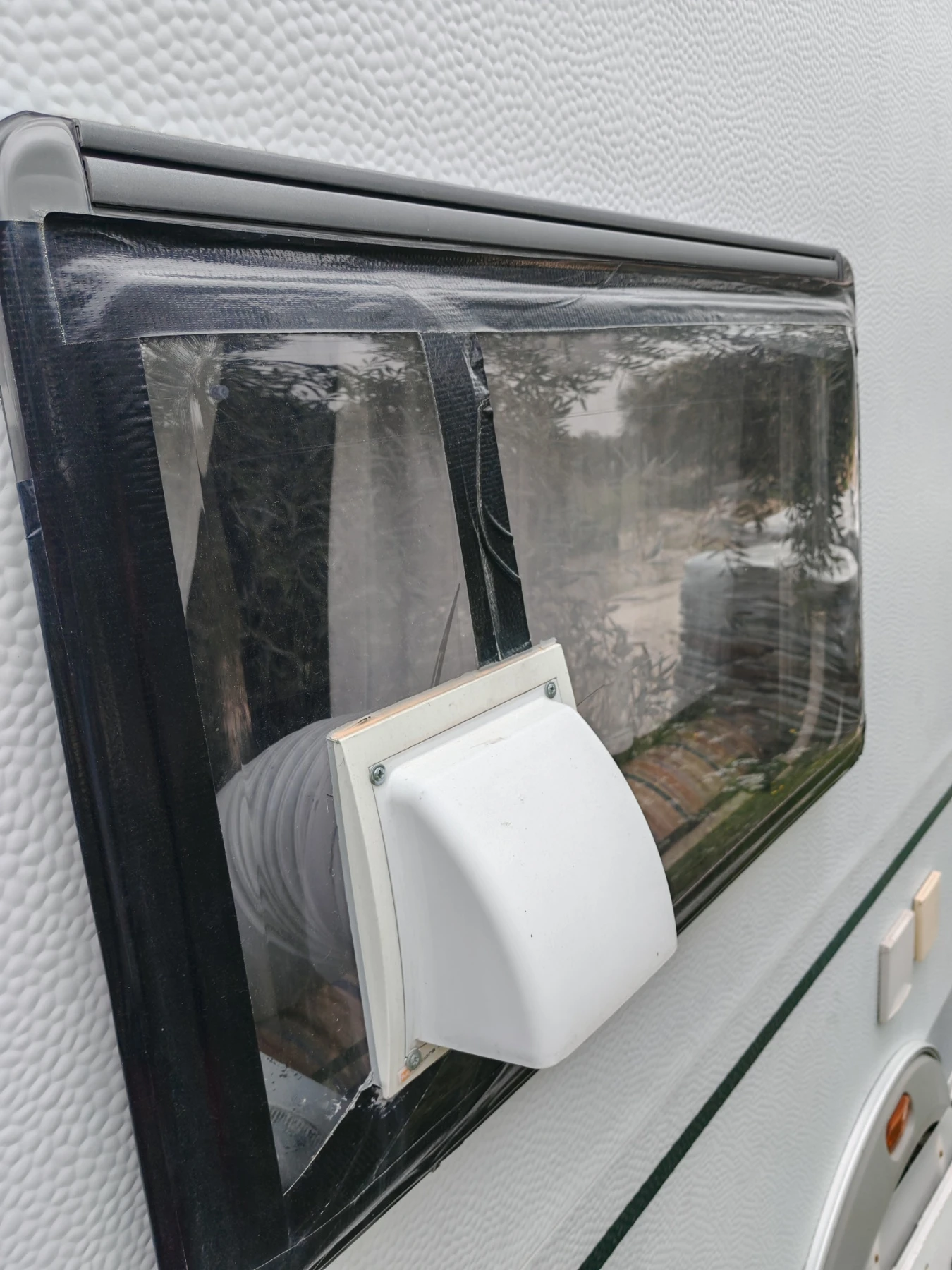 Каравана Knaus Holiday 500HL, снимка 16 - Каравани и кемпери - 54228326