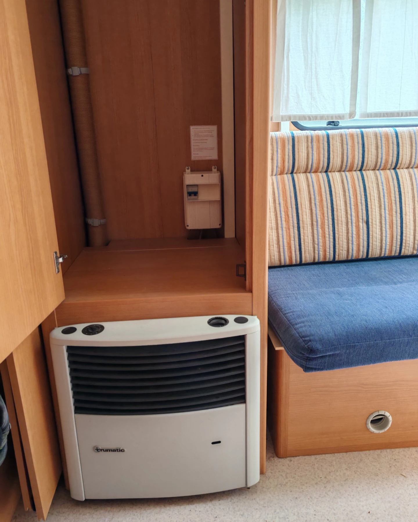 Каравана Knaus Holiday 500HL, снимка 8 - Каравани и кемпери - 54228326