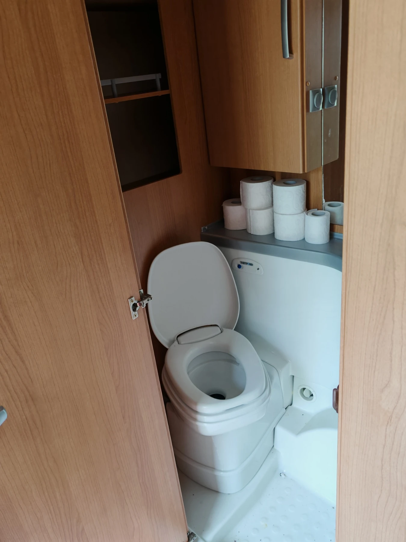 Каравана Knaus Holiday 500HL, снимка 3 - Каравани и кемпери - 54228326