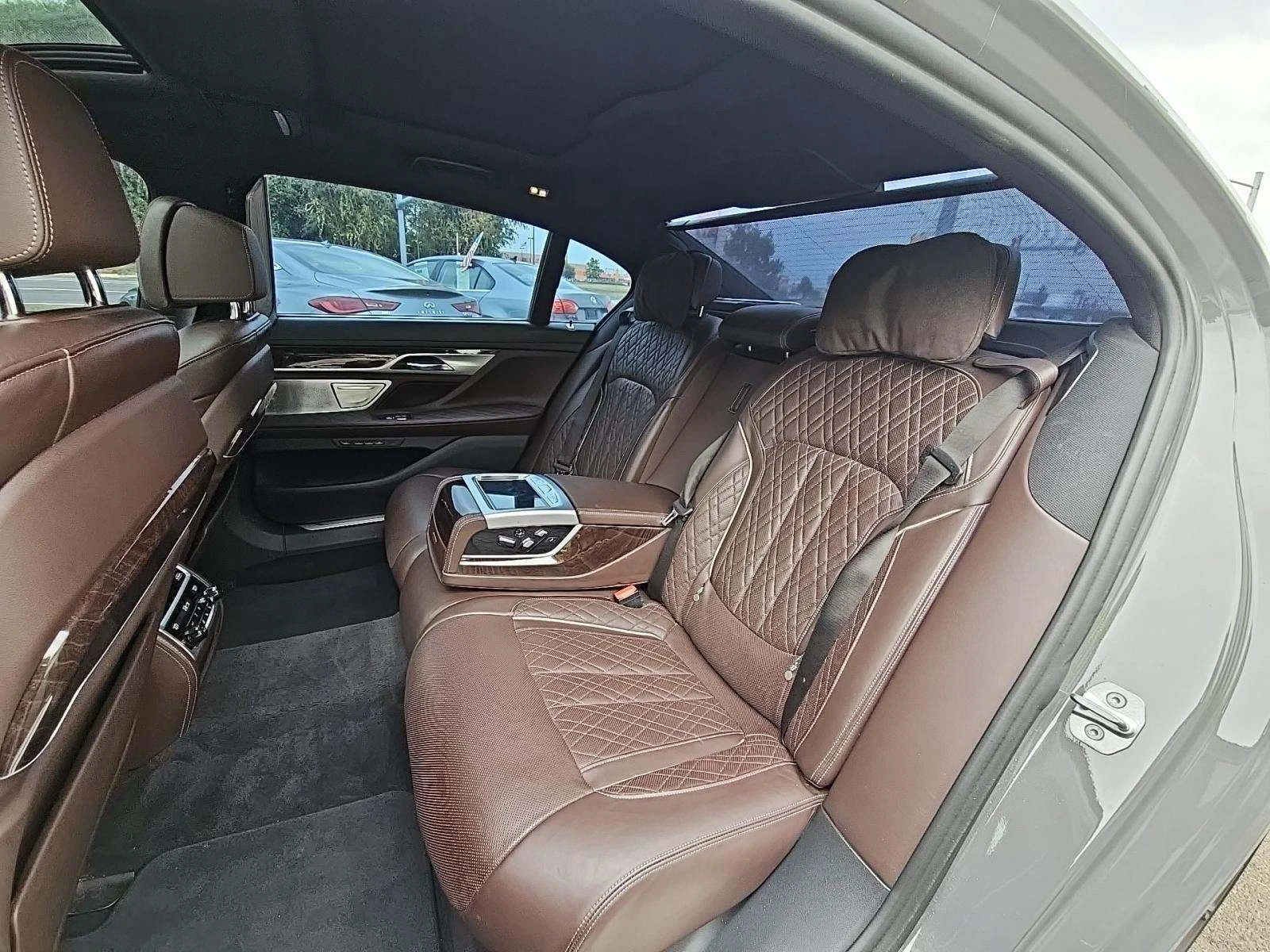 BMW 750 I* xDrive* M-PACK* BOWERS&WILKINS* 360* МАСАЖ* ОБД - изображение 9