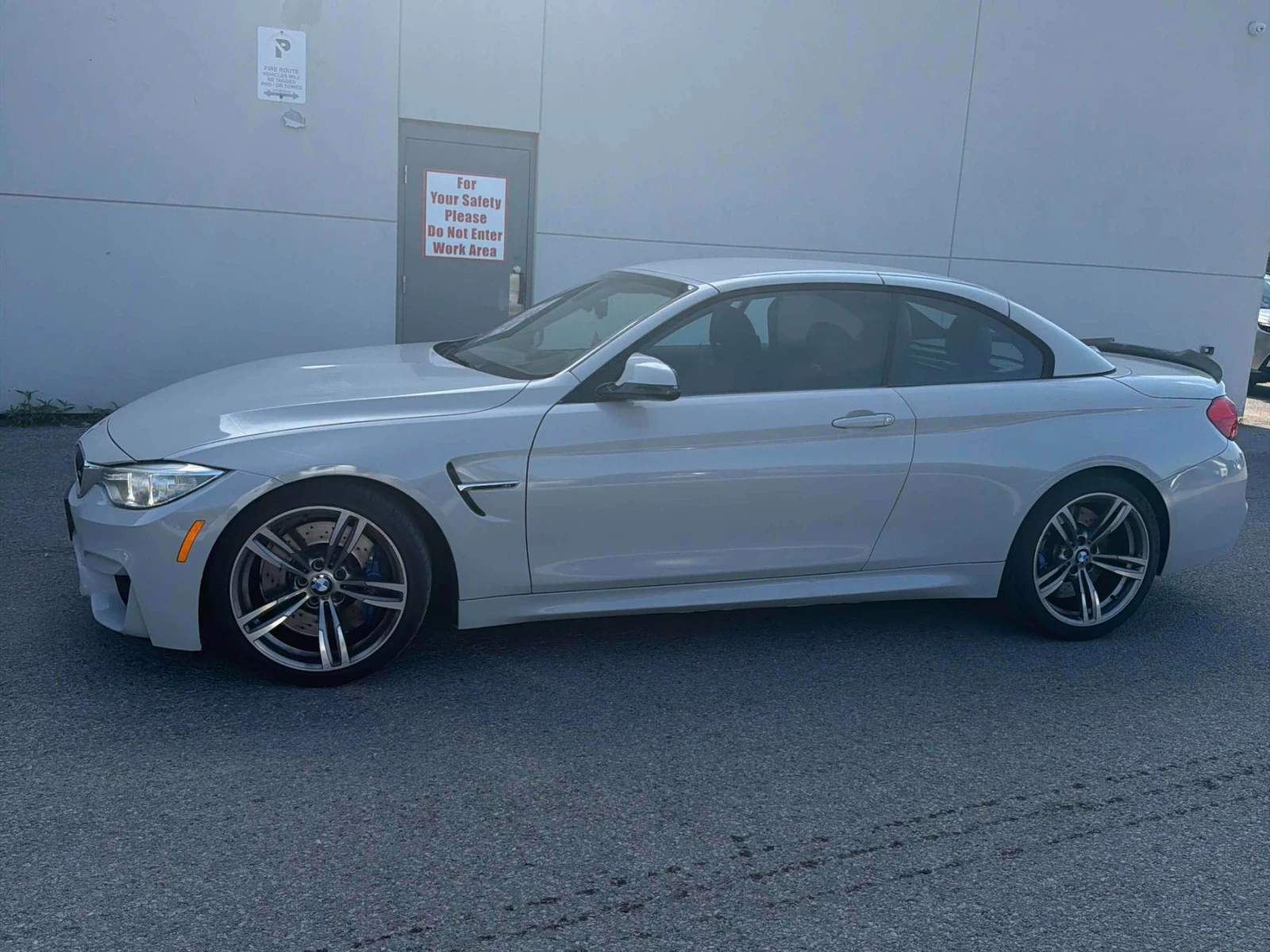 BMW M4 Convertible* HARMAN KARDON* HEAD-UP* АВТО КРЕДИТ* , снимка 3 - Автомобили и джипове - 55680570