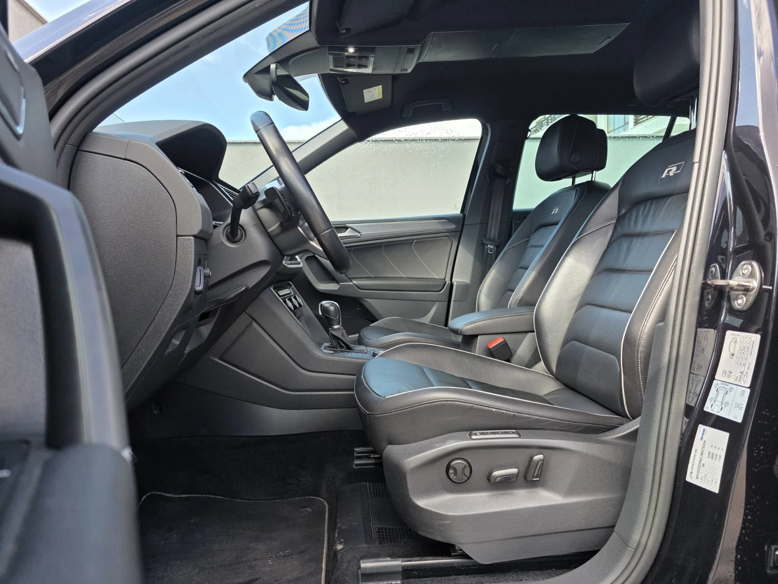 VW Tiguan 2.0 BiTDI 4MOTION DSG R-LINE, снимка 9 - Автомобили и джипове - 54131938