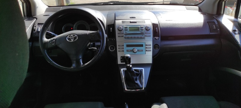 Toyota Corolla verso 2.2 D4D, снимка 14 - Автомобили и джипове - 43929821