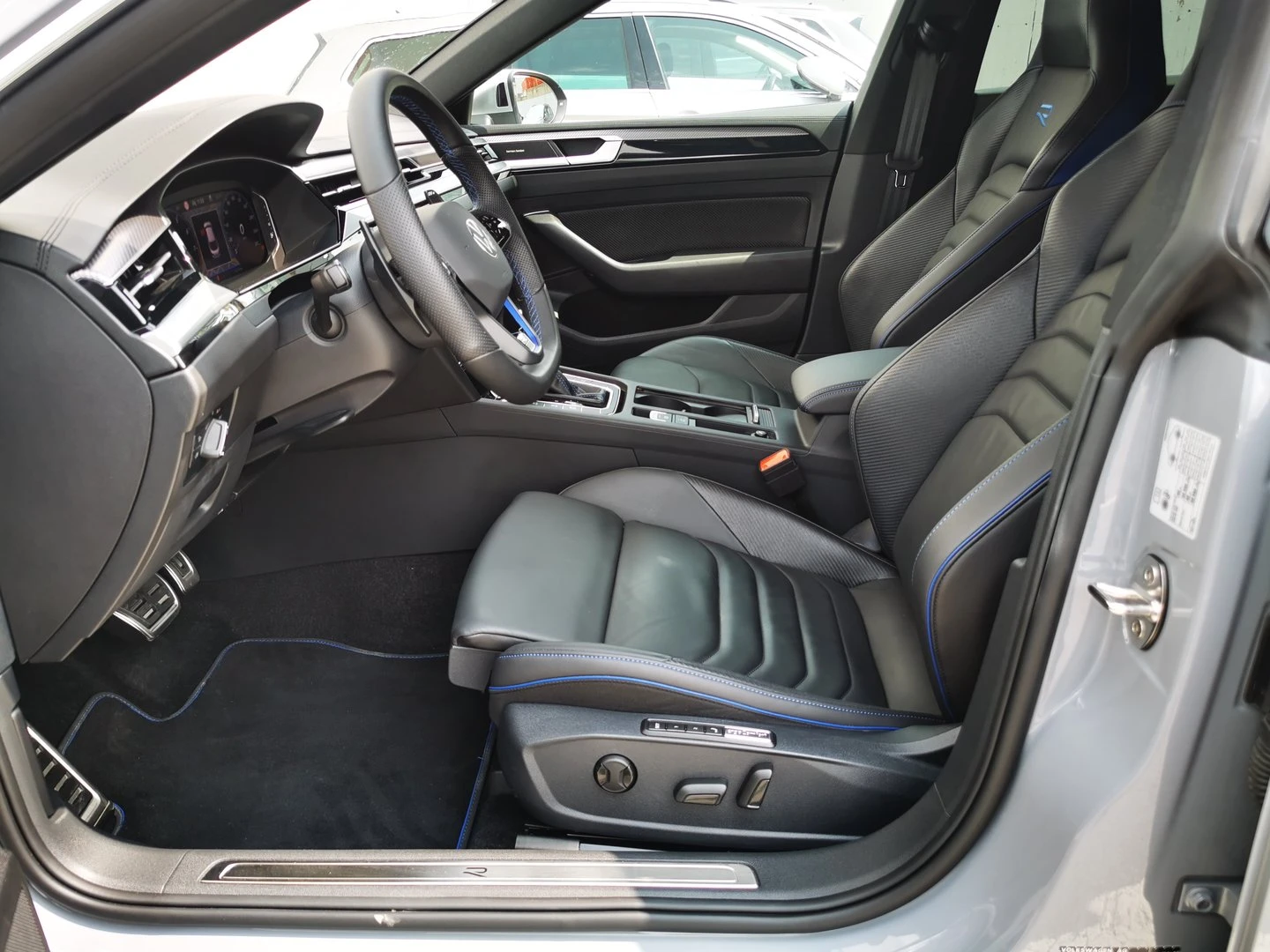 VW Arteon R 2.0 TSI OPF 4MOTION - изображение 5