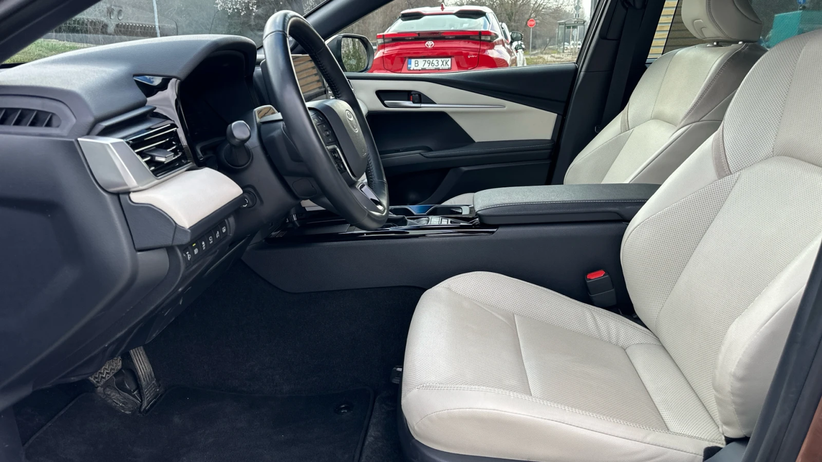 Toyota Camry 2.5 HEV (ниво Luxury), снимка 11 - Автомобили и джипове - 53975304