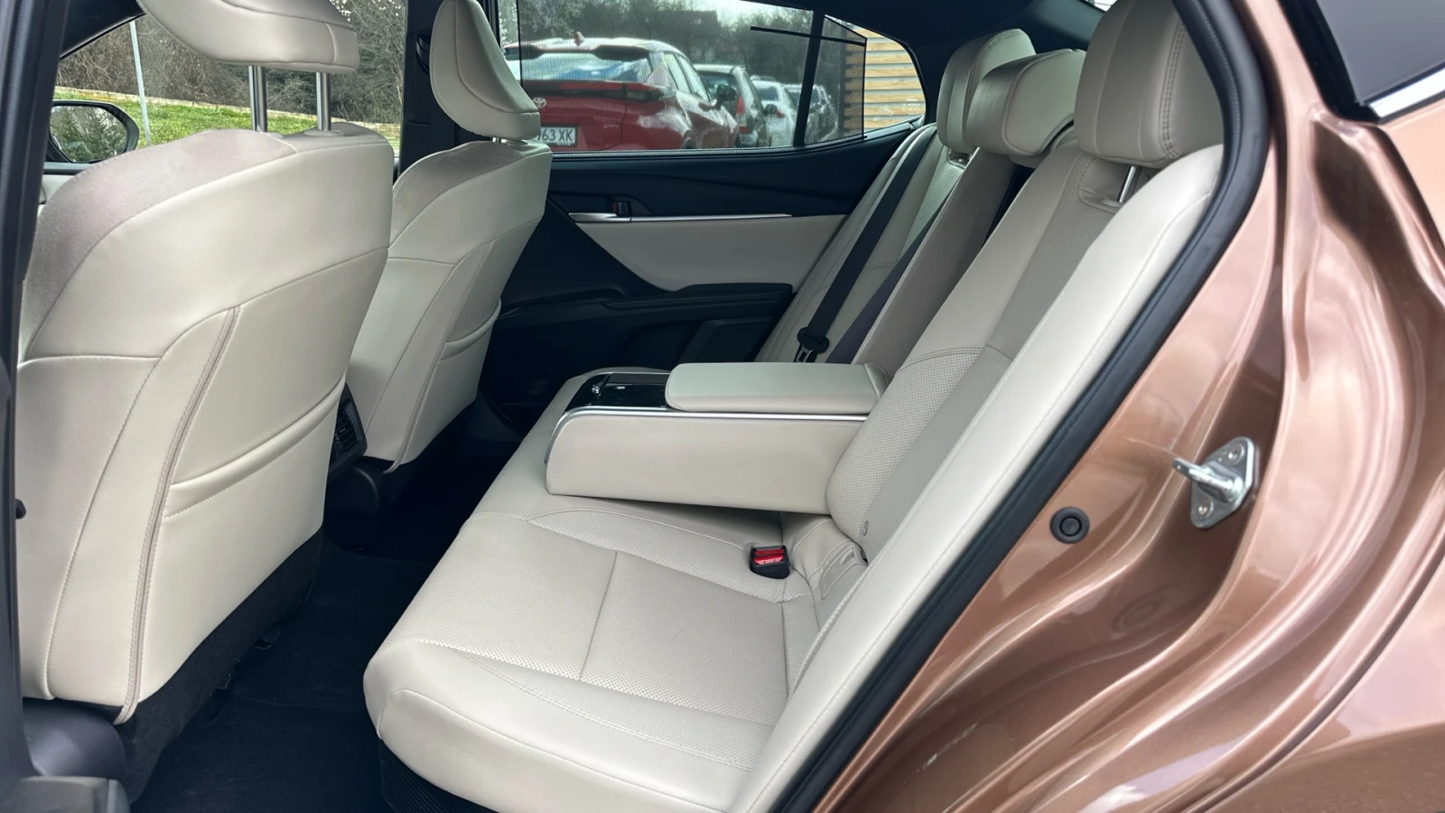 Toyota Camry 2.5 HEV (ниво Luxury), снимка 12 - Автомобили и джипове - 53975304