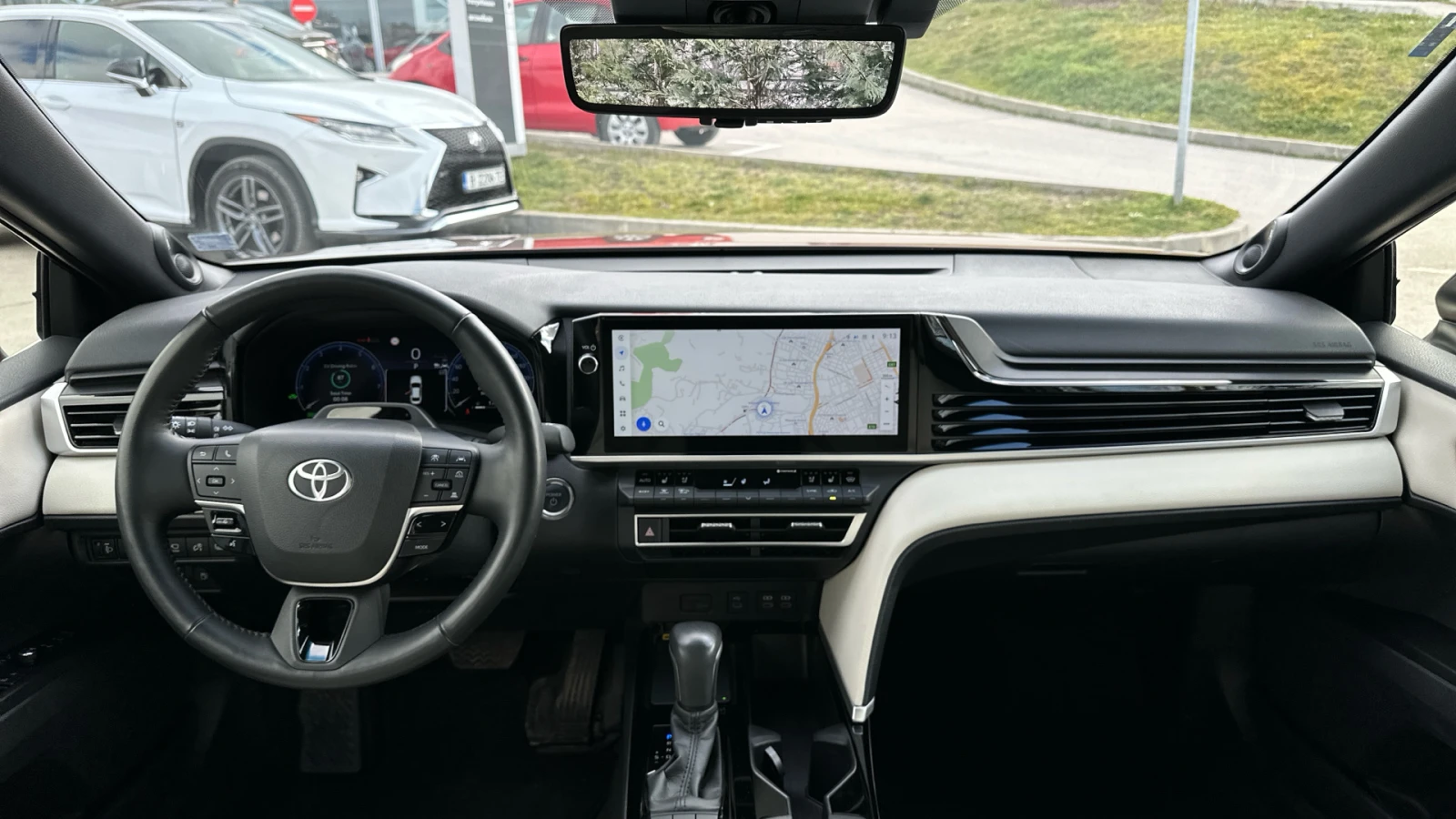 Toyota Camry 2.5 HEV (ниво Luxury), снимка 9 - Автомобили и джипове - 53975304