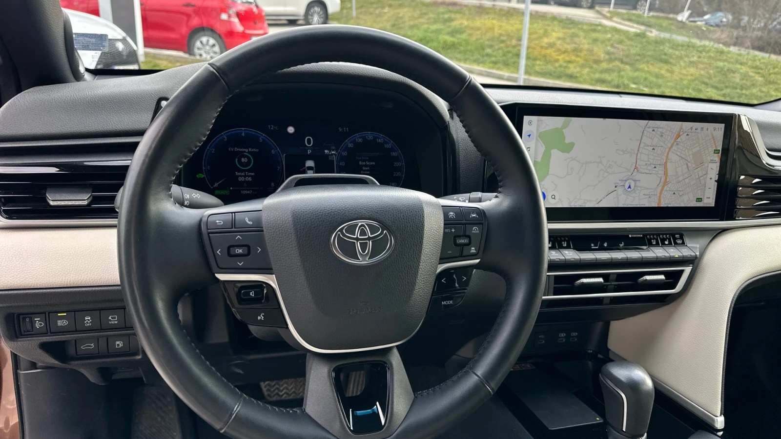 Toyota Camry 2.5 HEV (ниво Luxury), снимка 10 - Автомобили и джипове - 53975304