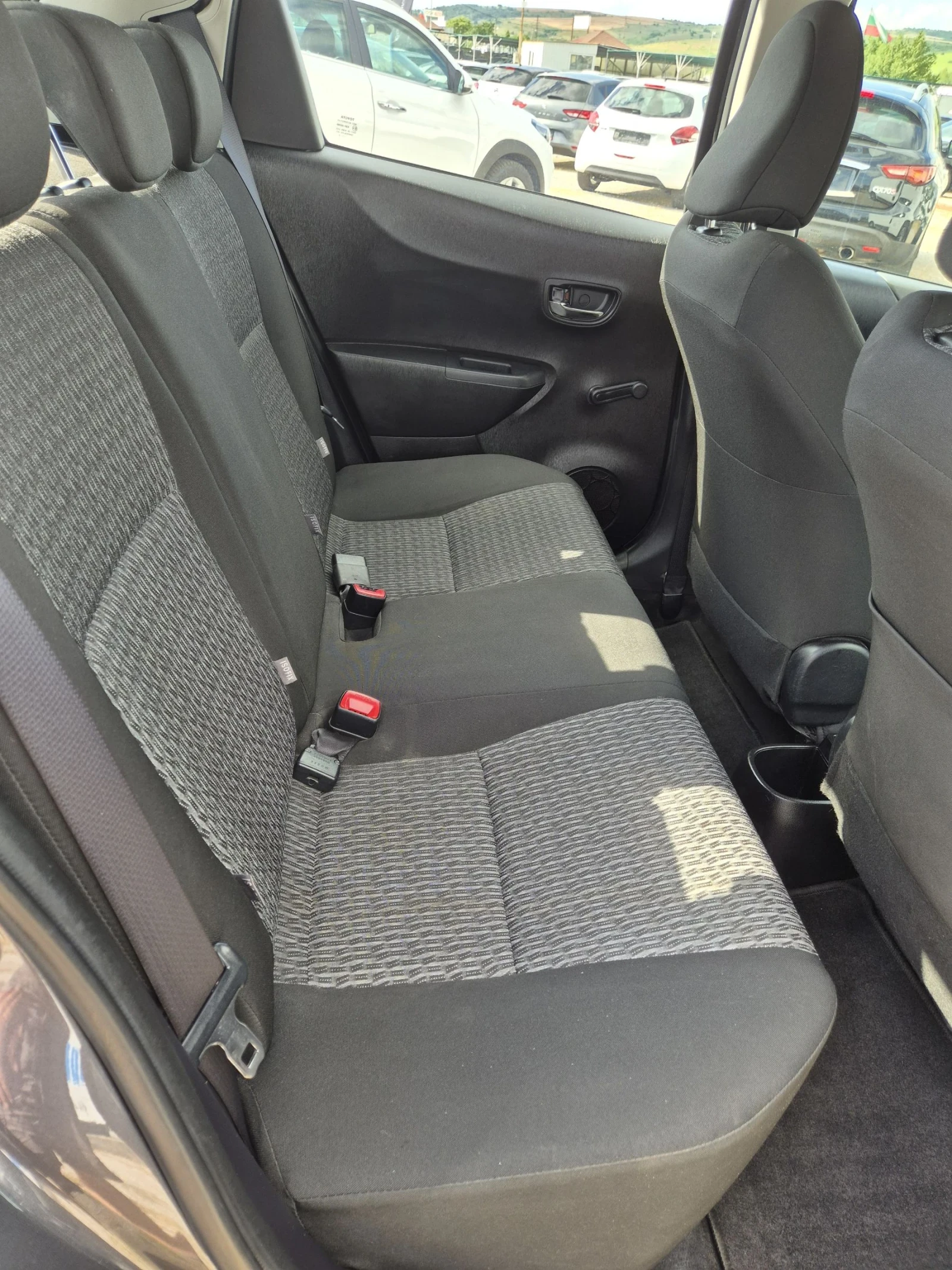 Toyota Yaris 1.0, снимка 9 - Автомобили и джипове - 54767889