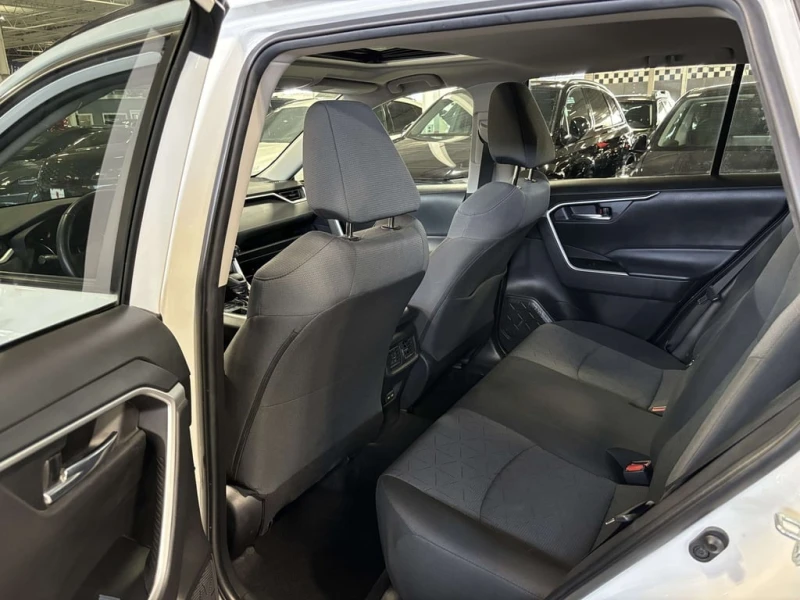Toyota Rav4 XLE AWD| ALLOYS| SUNROOF| BACKUPCAM| HEATEDSEATS| , снимка 7 - Автомобили и джипове - 53098945