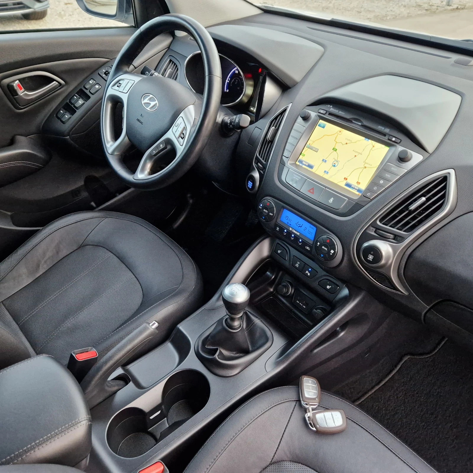 Hyundai IX35 2.0CRDi 184k.4X4/ПАНОР/КОЖА/НАВИ/КЕЙЛЕС/ШВЕЙЦАРИЯ , снимка 12 - Автомобили и джипове - 54706200