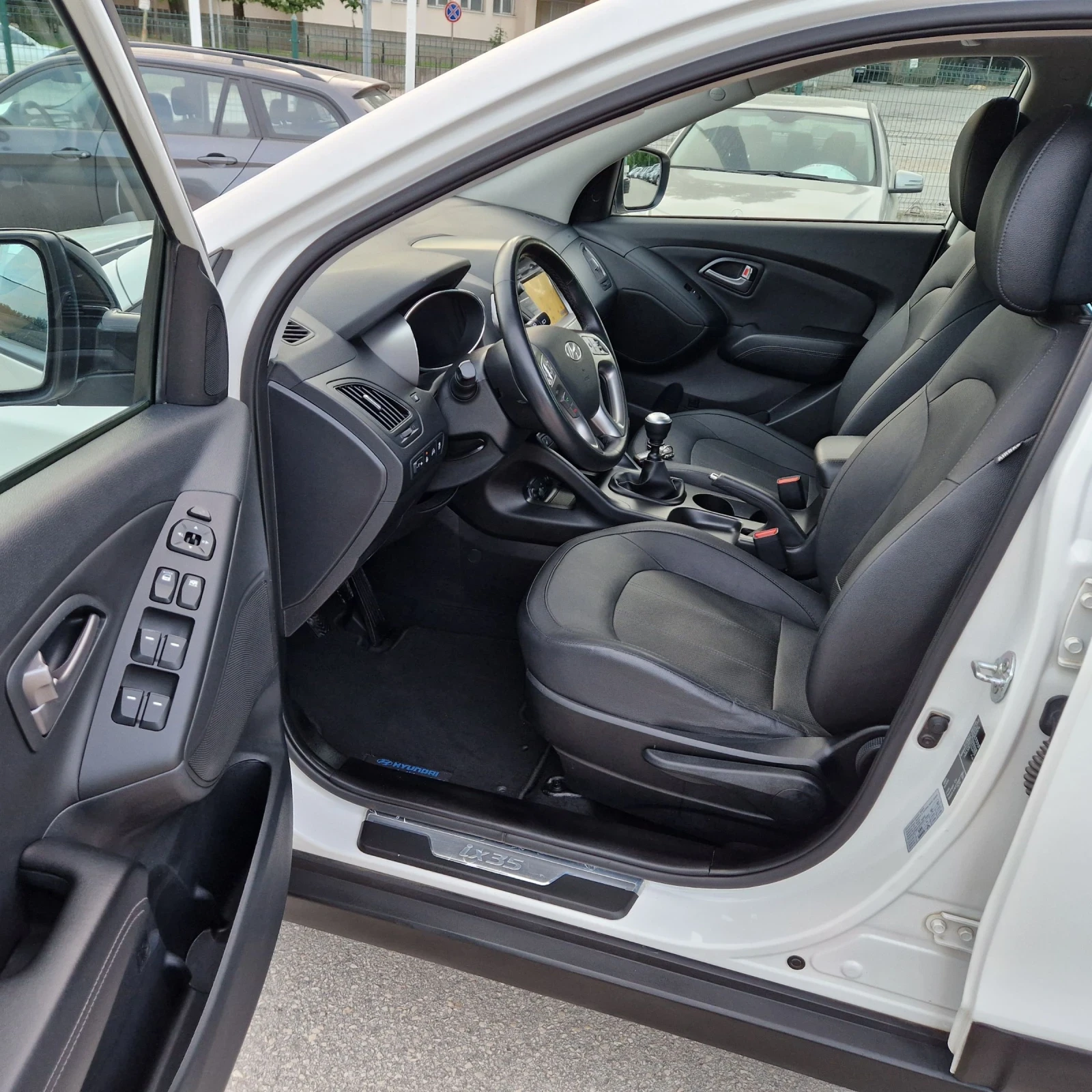 Hyundai IX35 2.0CRDi 184k.4X4/ПАНОР/КОЖА/НАВИ/КЕЙЛЕС/ШВЕЙЦАРИЯ , снимка 8 - Автомобили и джипове - 54706200