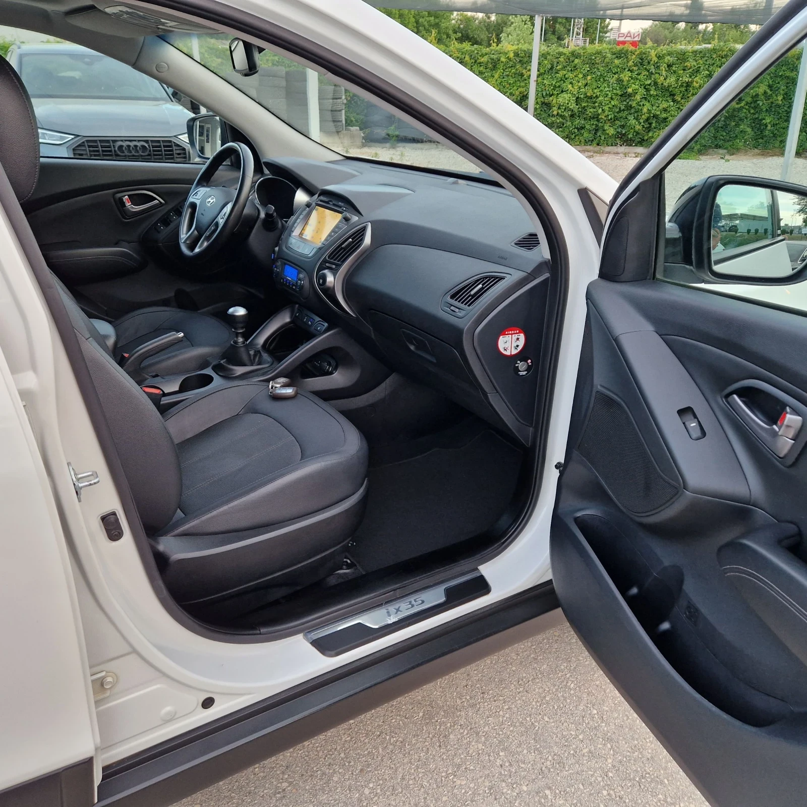 Hyundai IX35 2.0CRDi 184k.4X4/ПАНОР/КОЖА/НАВИ/КЕЙЛЕС/ШВЕЙЦАРИЯ , снимка 11 - Автомобили и джипове - 54706200