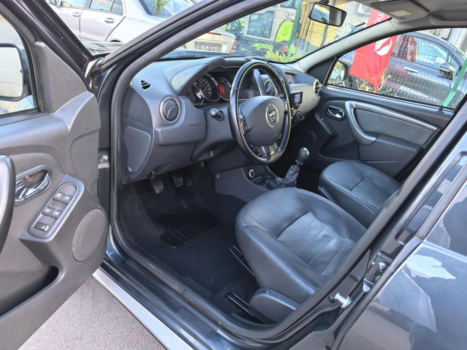 Dacia Duster 1.2 i 4х4, снимка 8 - Автомобили и джипове - 56682705