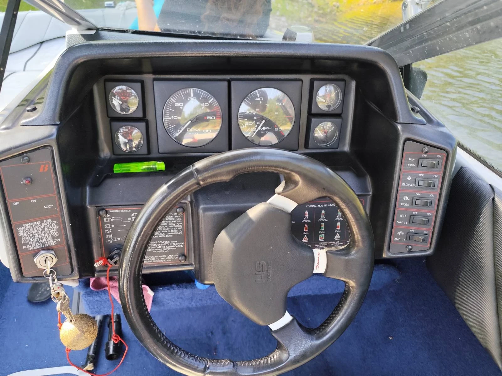 Моторна яхта Bayliner Capri V8 5.0 - изображение 5