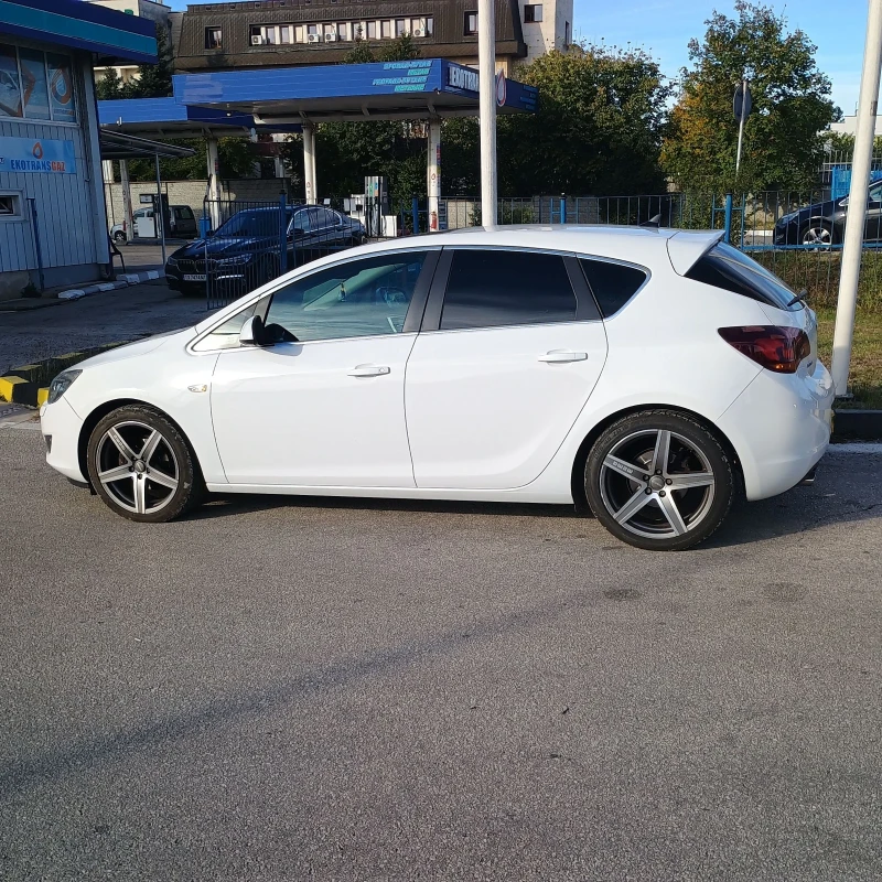 Opel Astra 1.4 Т, снимка 1 - Автомобили и джипове - 47560392