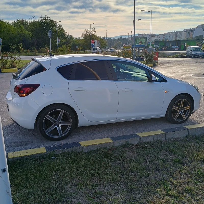 Opel Astra 1.4 Т, снимка 2 - Автомобили и джипове - 47560392