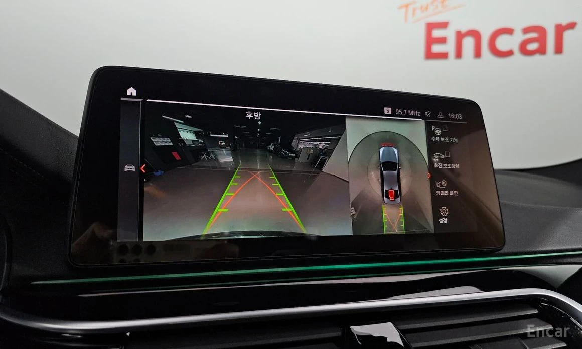 BMW 550 * XDRIVE* МПАКЕТ* РЕКАРО* КАМЕРИ* 360* ДИГ.* ТАБЛО, снимка 14 - Автомобили и джипове - 54066330