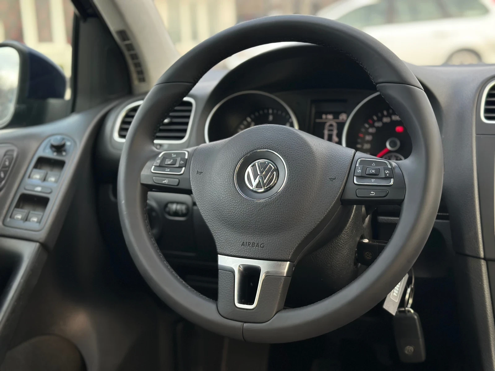 VW Golf 1.6 TDI, снимка 10 - Автомобили и джипове - 54086787