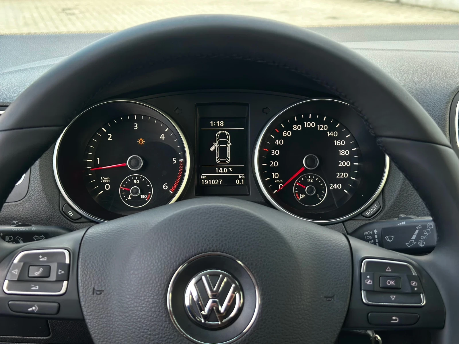 VW Golf 1.6 TDI, снимка 14 - Автомобили и джипове - 54086787
