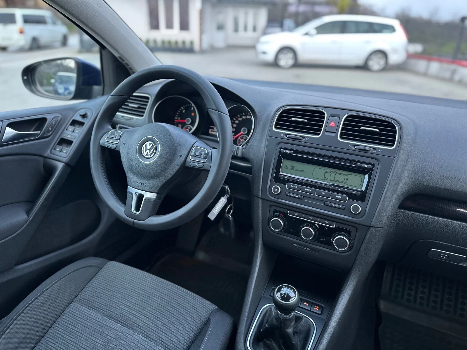 VW Golf 1.6 TDI, снимка 13 - Автомобили и джипове - 54086787