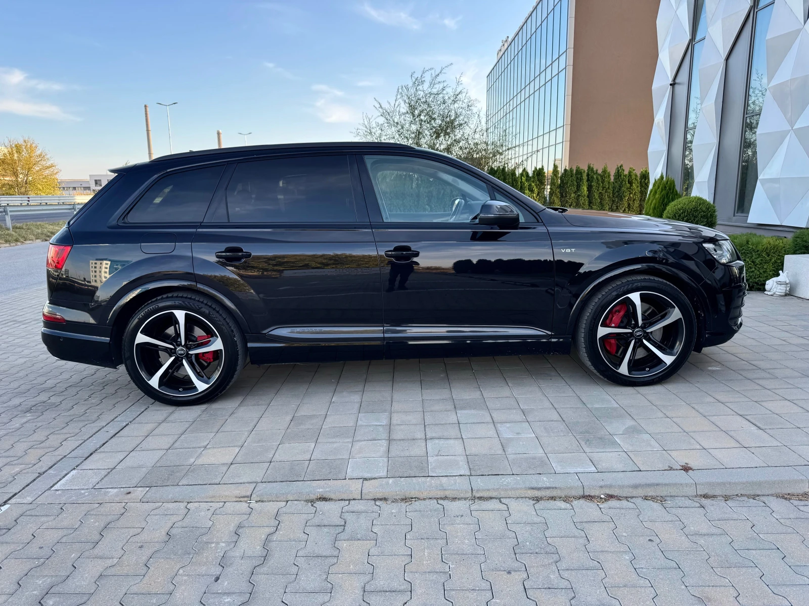 Audi SQ7 S-LINE-MATRIX-МАСАЖИ-ПАНОРАМА-ОБДУХВАНЕ-360-КАМ - изображение 4