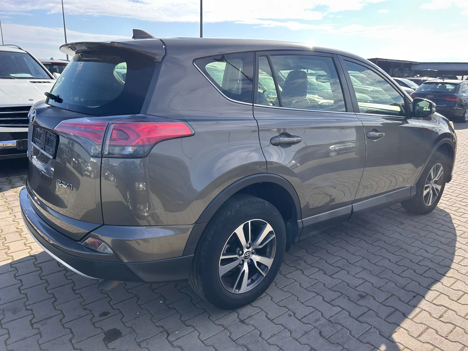 Toyota Rav4 2.0D-4D NAVI/KAMERA EURO 6 - изображение 6
