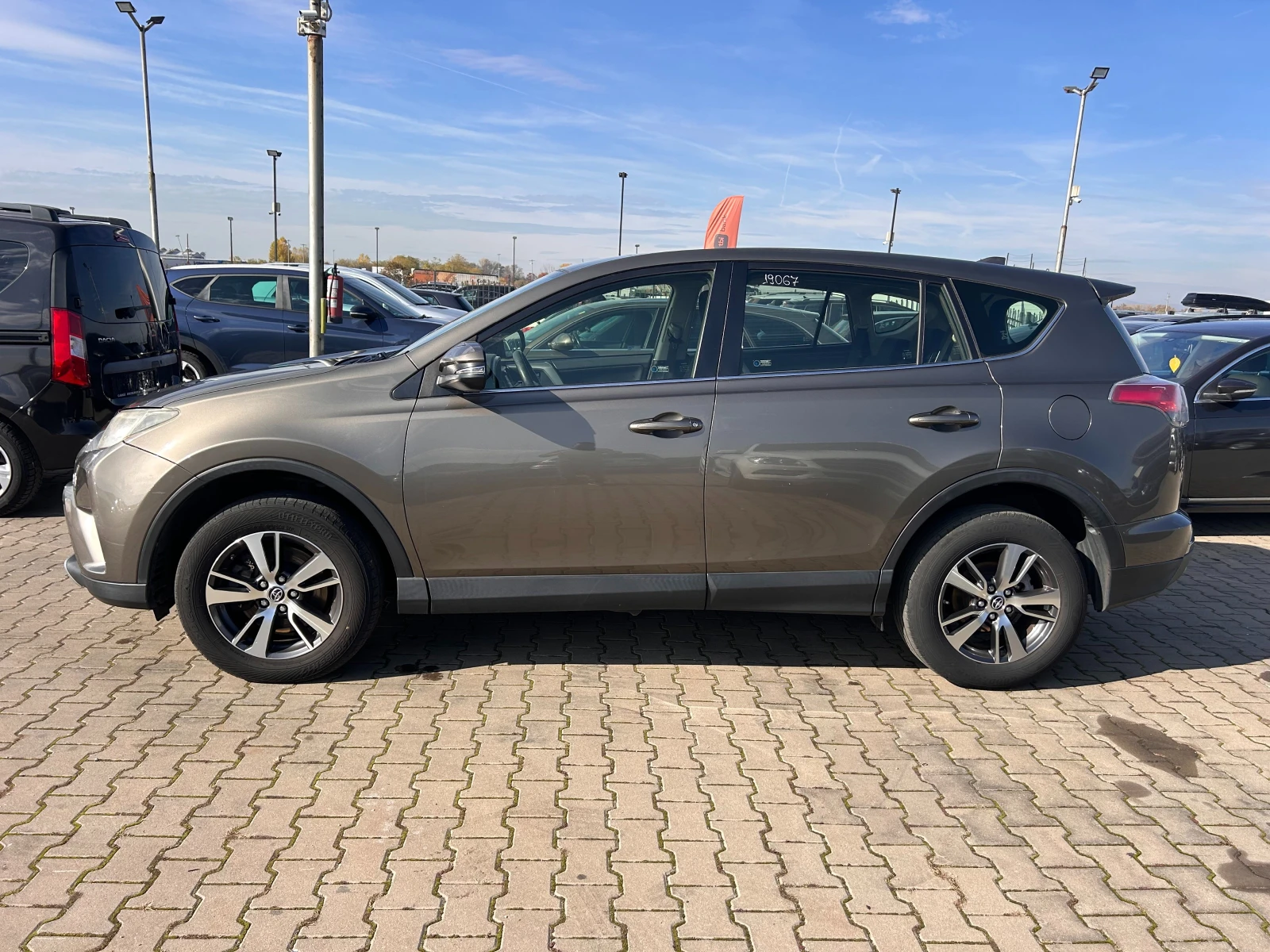 Toyota Rav4 2.0D-4D NAVI/KAMERA EURO 6 - изображение 9