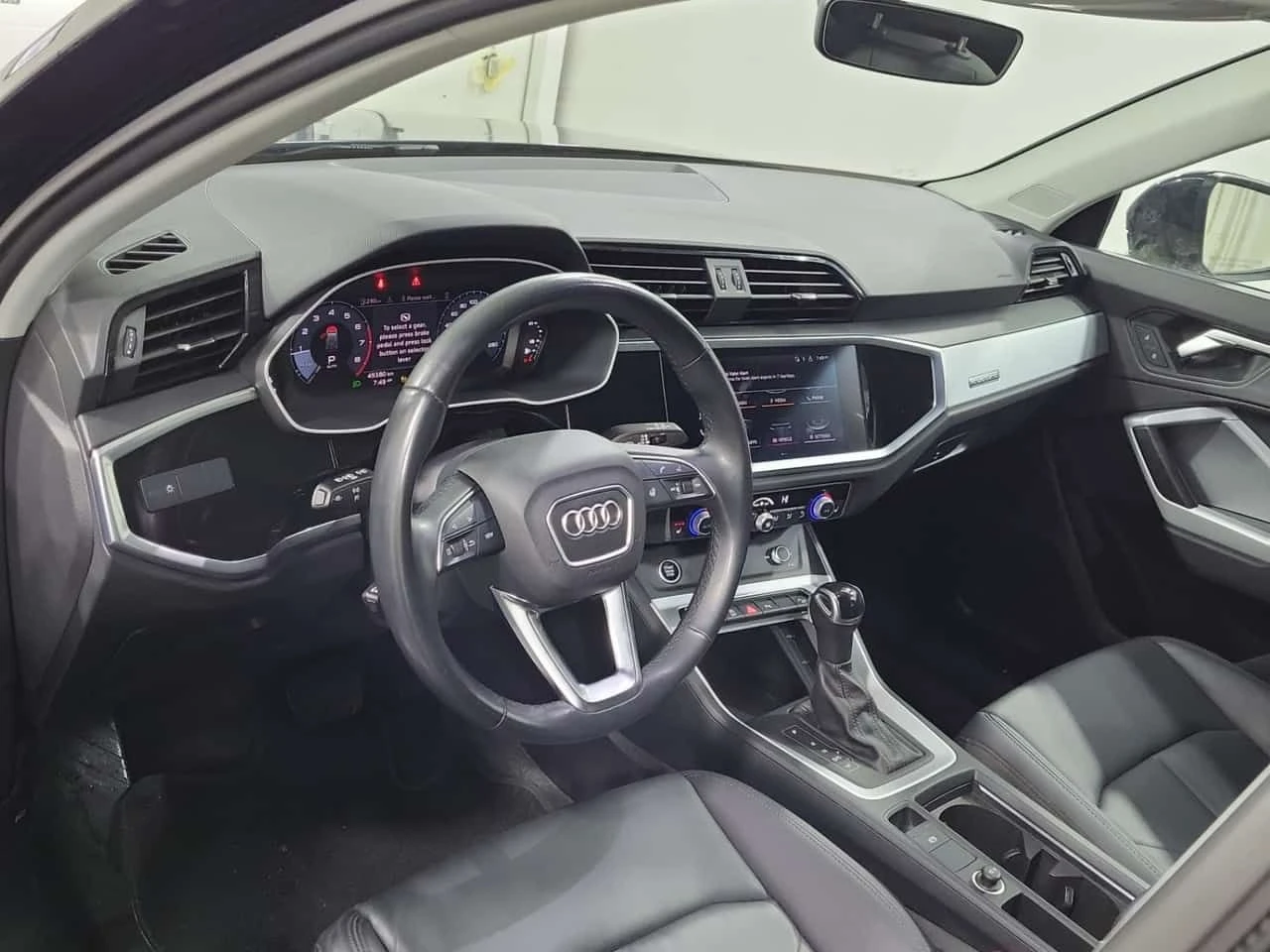 Audi Q3 * KOMFORT * PANO * ПОДГРЕВИ * CARFAX, снимка 10 - Автомобили и джипове - 54014927