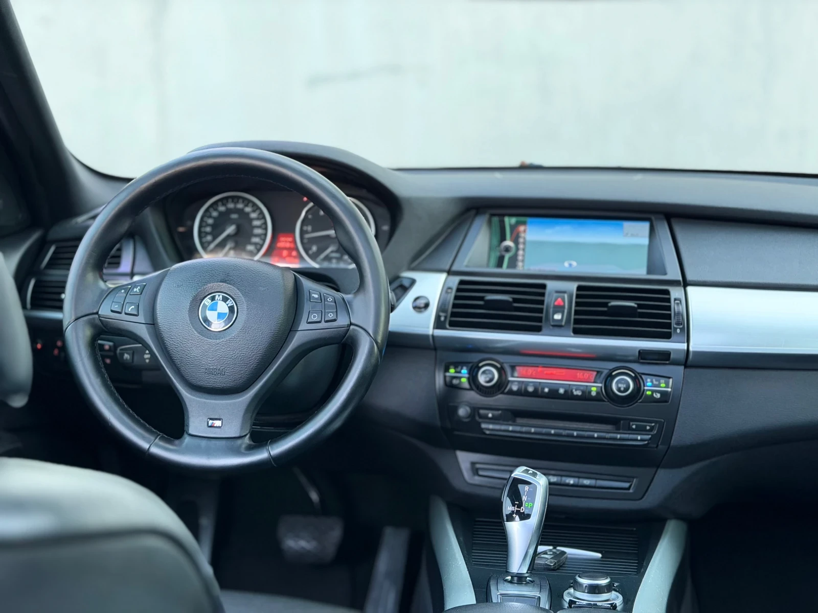 BMW X5 4.0D~306hp~8ZF~M-PACKET~SOFT CLOSE~HEAD UP~FULL, снимка 10 - Автомобили и джипове - 55071867
