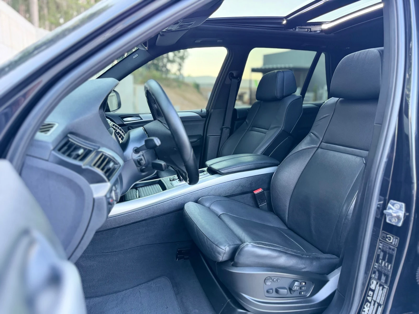 BMW X5 4.0D~306hp~8ZF~M-PACKET~SOFT CLOSE~HEAD UP~FULL, снимка 9 - Автомобили и джипове - 55071867