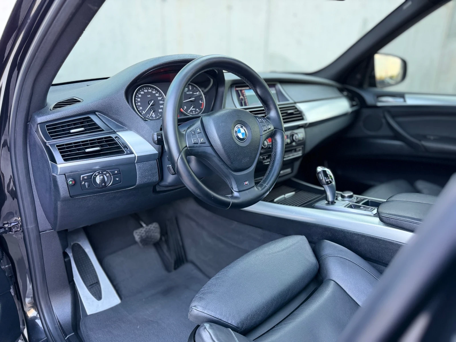BMW X5 4.0D~306hp~8ZF~M-PACKET~SOFT CLOSE~HEAD UP~FULL, снимка 8 - Автомобили и джипове - 55071867