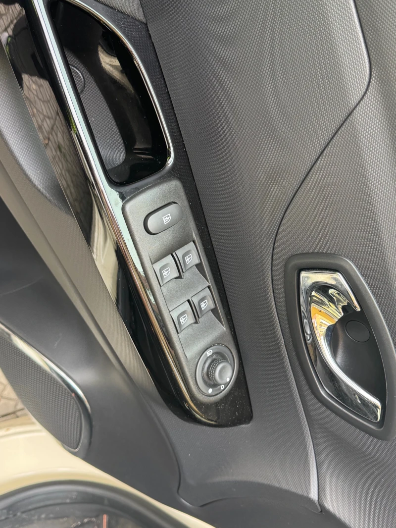 Renault Captur, снимка 12 - Автомобили и джипове - 52774833