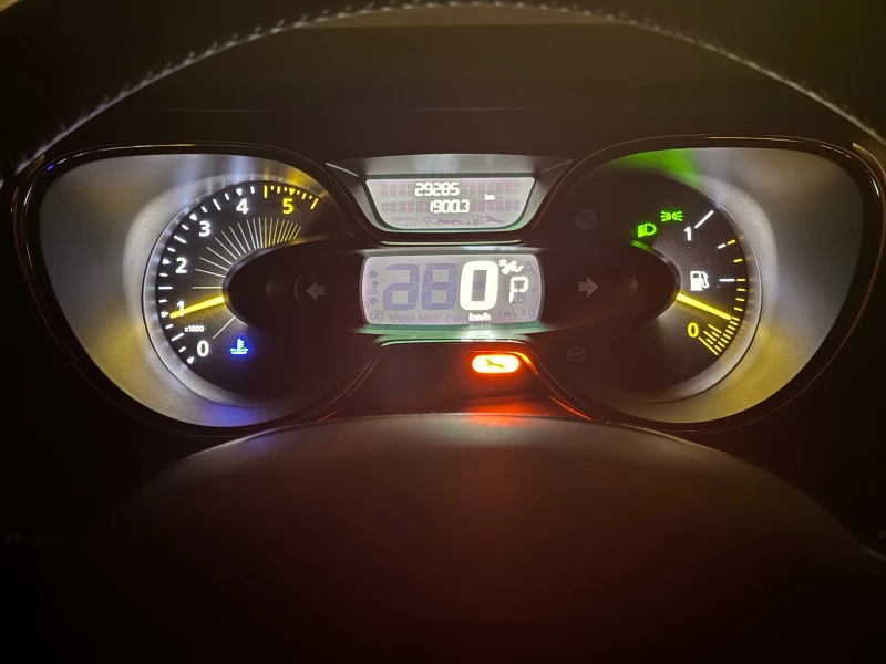 Renault Captur, снимка 15 - Автомобили и джипове - 52774833