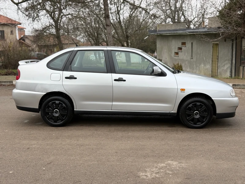 Seat Cordoba 1.6i/75кс* Климатик* , снимка 6 - Автомобили и джипове - 52809440