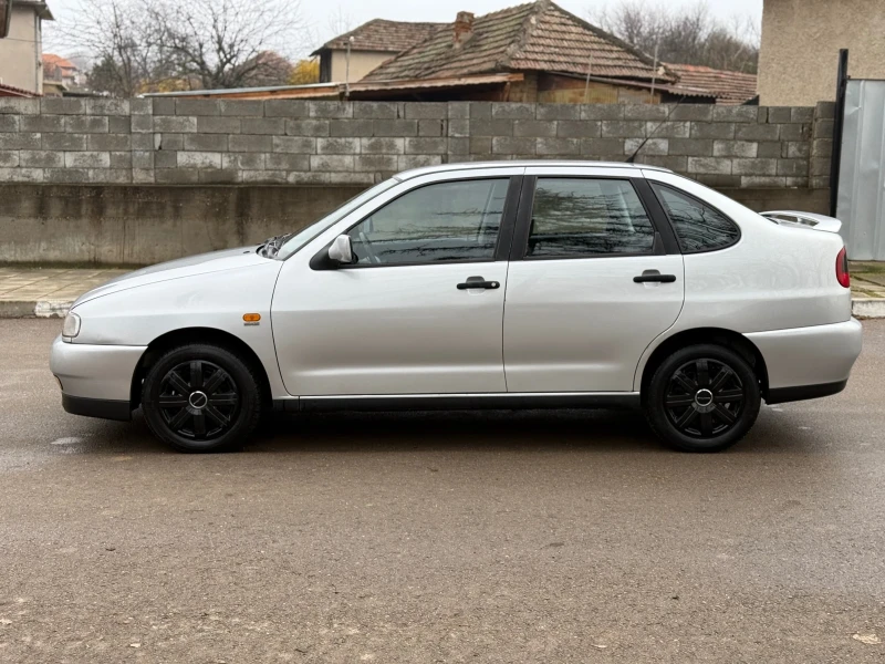 Seat Cordoba 1.6i/75кс* Климатик* , снимка 2 - Автомобили и джипове - 52809440