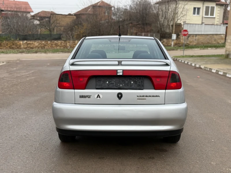 Seat Cordoba 1.6i/75кс* Климатик* , снимка 4 - Автомобили и джипове - 52809440